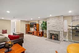 DU Haven- Hot Tub, Outdoor TV Lounge &3 Full Baths