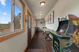 Hot Tub, Arcade games, and Mountain Views Retreat!