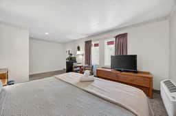 Eagle Motel Suite 100