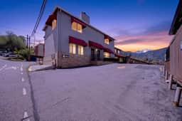 Eagle Motel Suite 100