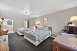 Eagle Motel Suite 105