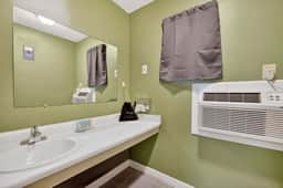 Eagle Motel Suite 106