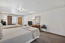 Eagle Motel Suite 112