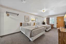 Eagle Motel Suite 112