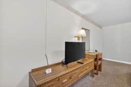 Eagle Motel Suite 112