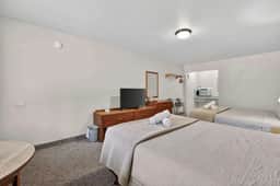 Eagle Motel Suite 114