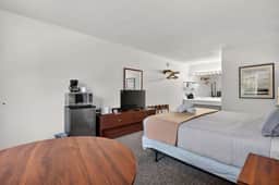 Eagle Motel Suite 224