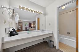 Eagle Motel Suite 224