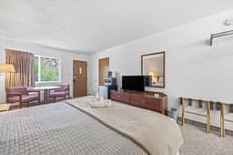 Eagle Motel Suite 226