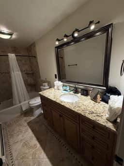 Eagle Motel Suite 223 - 2 bedroom with kitchenette - Image 5