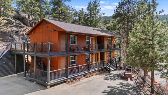 Cabin 14 - King Bed, hotel-style unit