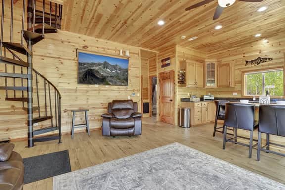 Cozy Cabin in Deer Valley with Spacious Deck and Grill!