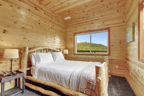 Cozy Cabin in Deer Valley with Spacious Deck and Grill!