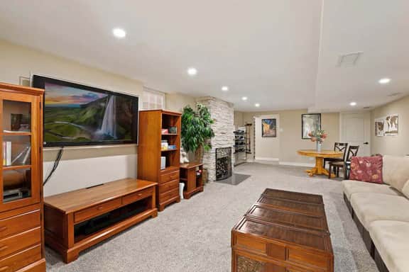 DU Haven- Hot Tub, Outdoor TV Lounge &3 Full Baths