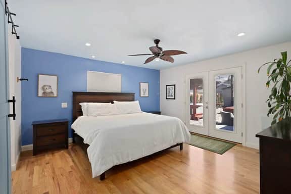 DU Haven- Hot Tub, Outdoor TV Lounge &3 Full Baths