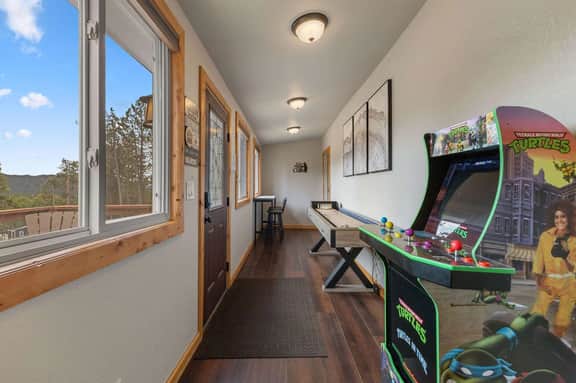 Hot Tub, Arcade games, and Mountain Views Retreat!