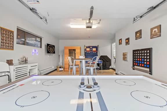 Sauna, Hot Tub, Family Friendly & Game Room!