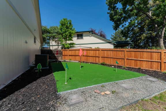 Spacious home with Game Room, Hot Tub & Sauna!