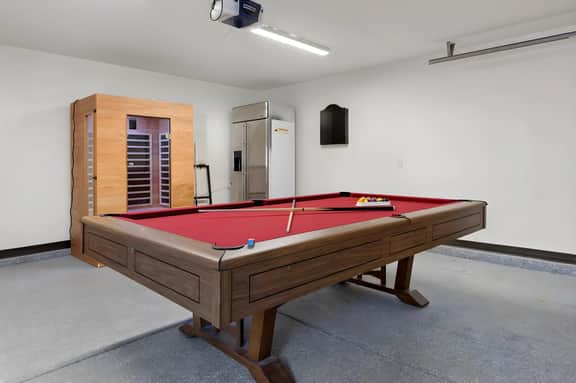 Spacious home with Game Room, Hot Tub & Sauna!