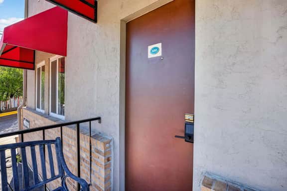 Eagle Motel Suite 100
