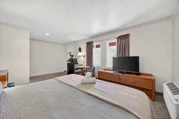 Eagle Motel Suite 100