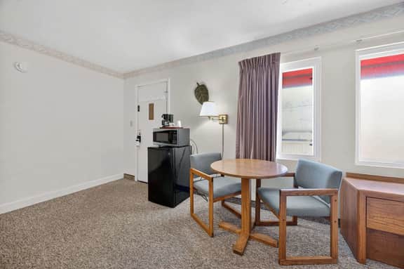 Eagle Motel Suite 100