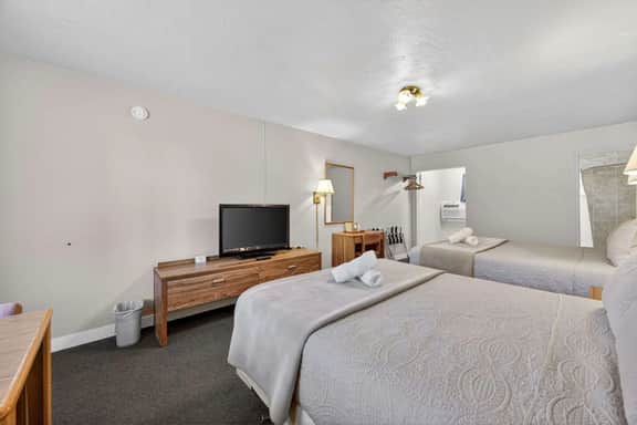Eagle Motel Suite 105