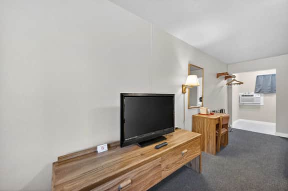 Eagle Motel Suite 105