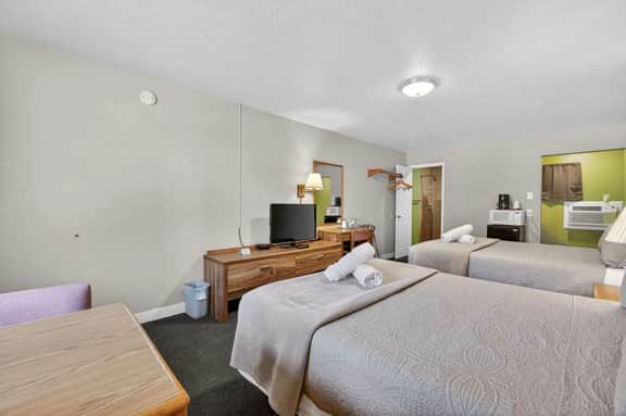 Eagle Motel Suite 106