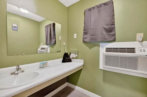 Eagle Motel Suite 106