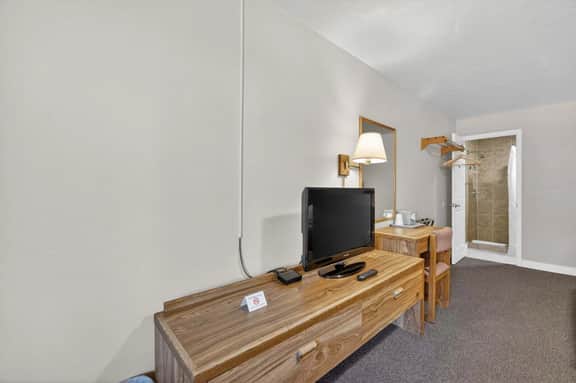 Eagle Motel Suite 106