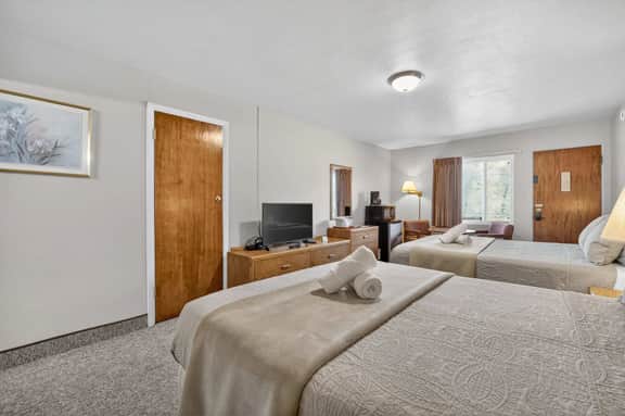 Eagle Motel Suite 110