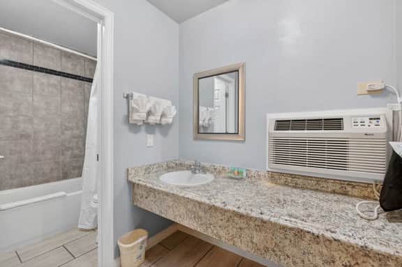 Eagle Motel Suite 115