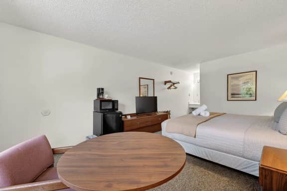 Eagle Motel Suite 225