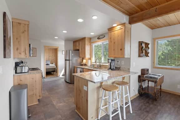 Hot tub and seclusion at Stone Cliff Cabin!