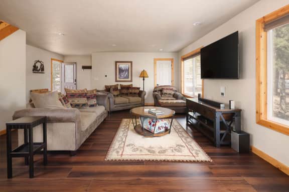 Hot Tub, Arcade games, and Mountain Views Retreat!
