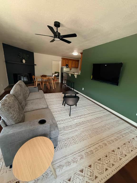 Eagle Motel Suite 223 - 2 bedroom with kitchenette - Image 3