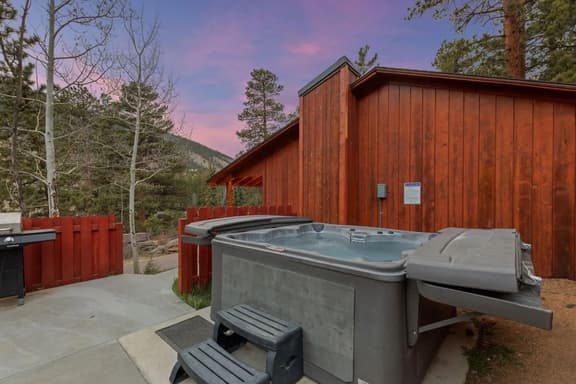 Cabin 2- Two BR Cabin w Hot Tub