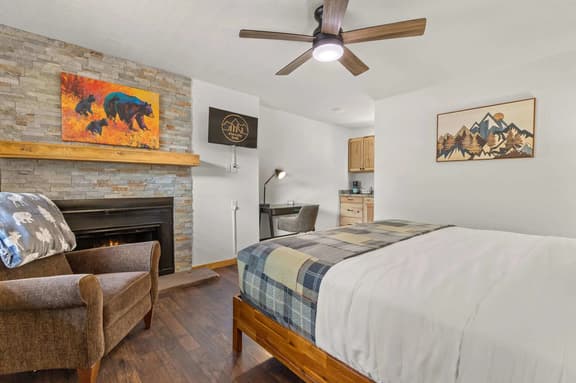 Cabin15 - King bed! Hotel Style Unit