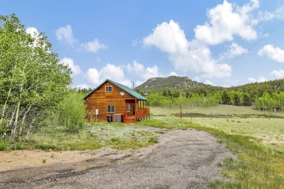 Cozy Cabin in Deer Valley with Spacious Deck and Grill!