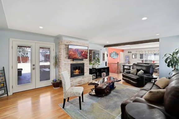 DU Haven- Hot Tub, Outdoor TV Lounge &3 Full Baths