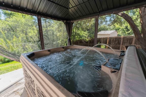 Spacious home with Game Room, Hot Tub & Sauna!