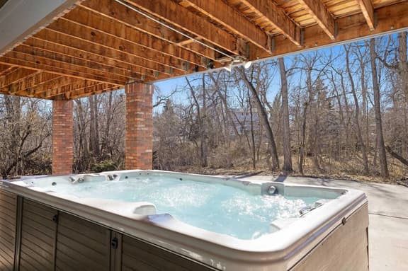 Ultimate Treehouse Mansion with Swim Spa, Sleeps 31