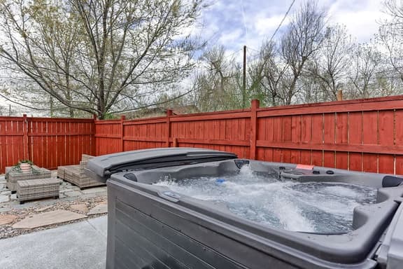 Windsor Hot Tub House - Near Lake, Park and Breweries!