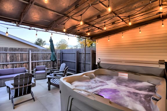 Hot Tub and Pool Table in Large Arvada Home!