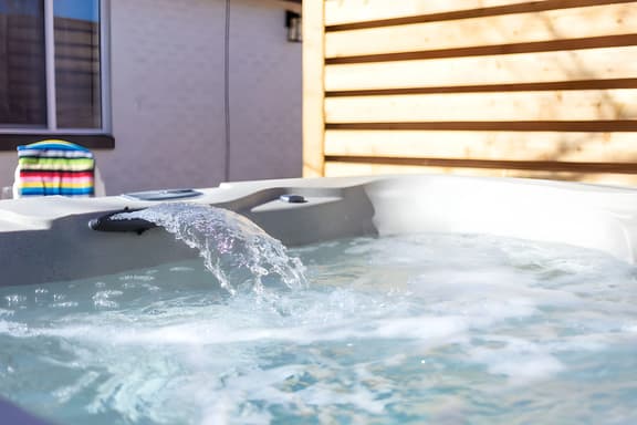 Hot Tub, Putt-Putt, and Family Friendly Summer Escape!