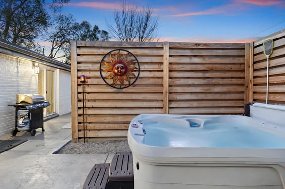 Hot Tub, Putt-Putt, and Family Friendly Summer Escape! - Image 1
