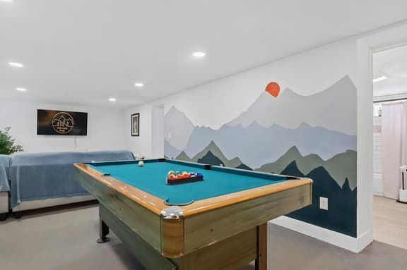 Erie Escape-Billiards Table- Skee-Ball- Hot Tub!