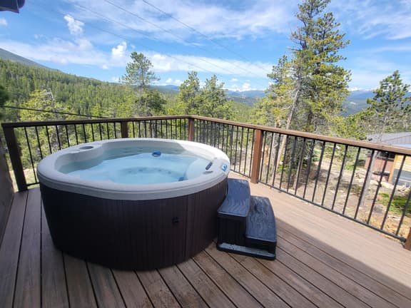 Hot tub and seclusion at Stone Cliff Cabin!