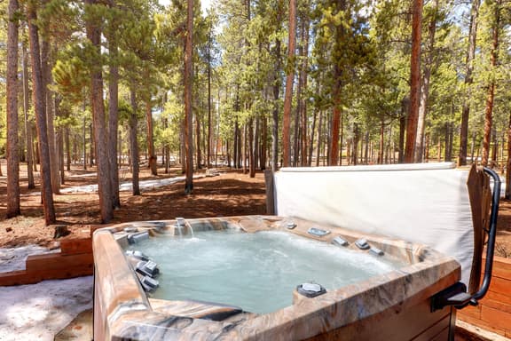 Hot Tub, Arcade games, and Mountain Views Retreat!